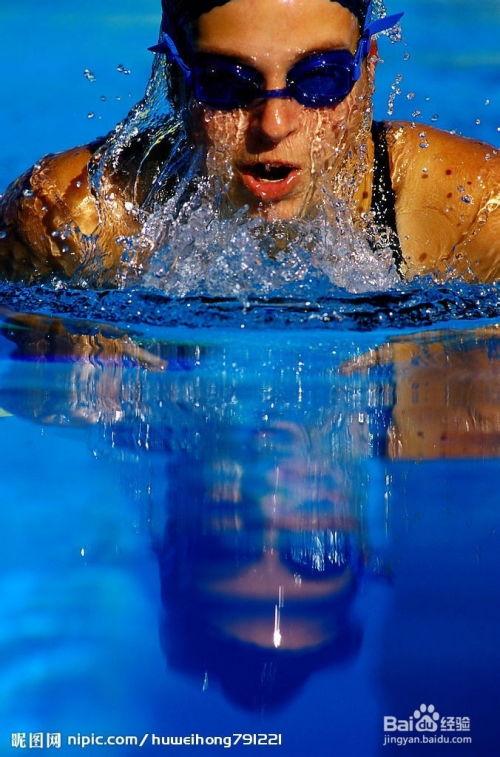 欧美游泳拍照文案图片,捕捉夏日泳池的时尚风采