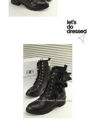 欧美花朵马丁靴图片,花朵马丁靴的潮流演绎