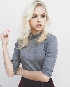 欧美贵妇卷发写真图片,尽显奢华与优雅